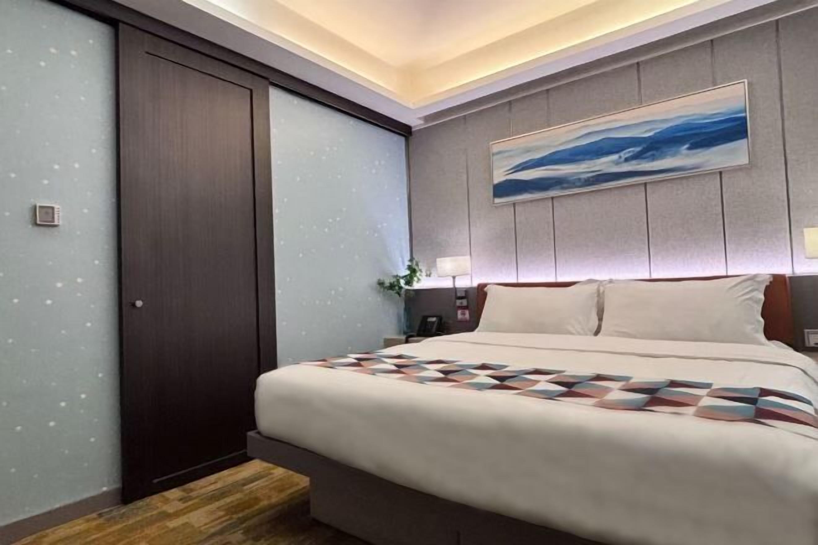 Minibar, caja de seguridad en la habitación y escritorio 