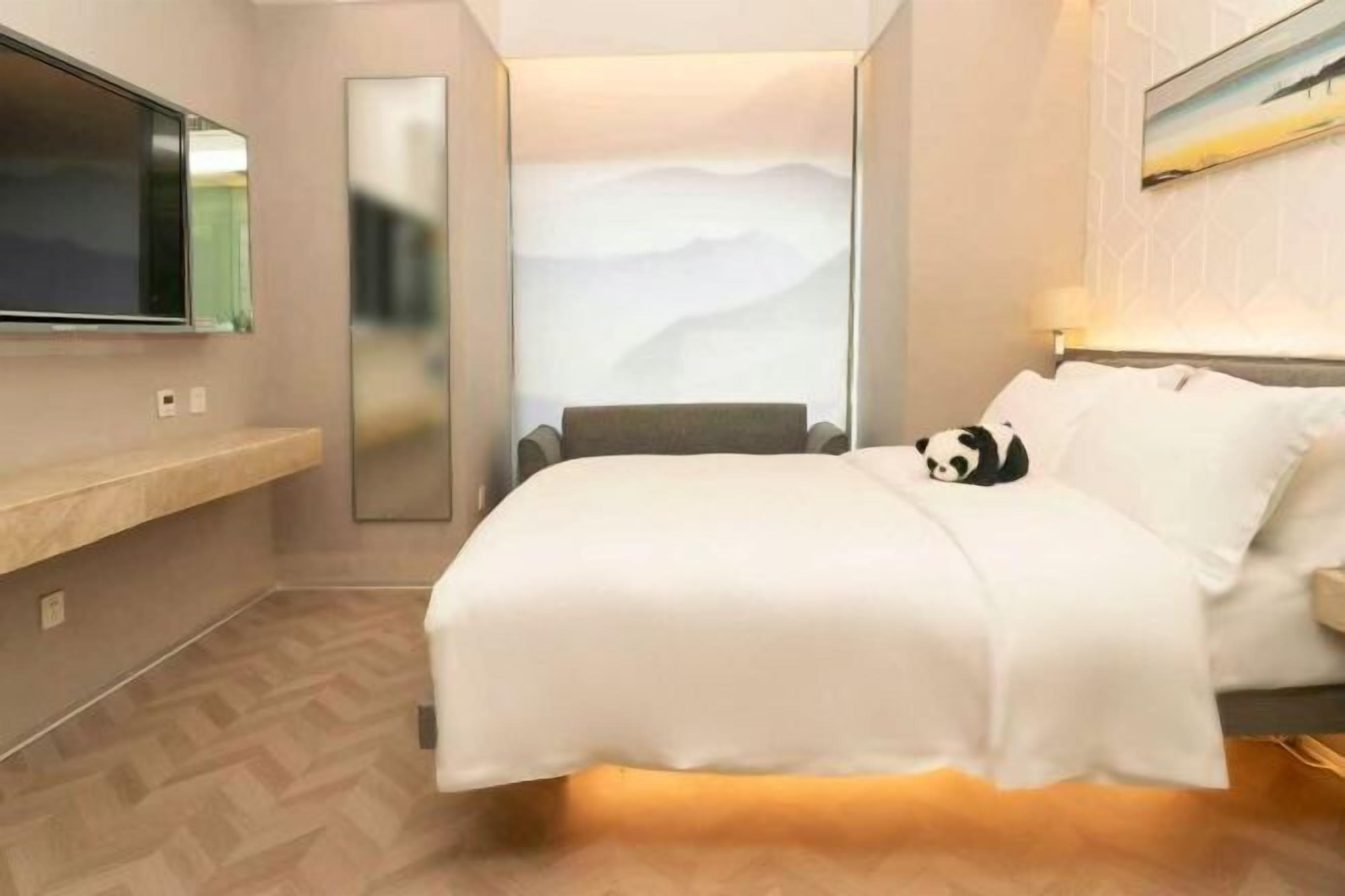 Minibar, caja de seguridad en la habitación y escritorio 