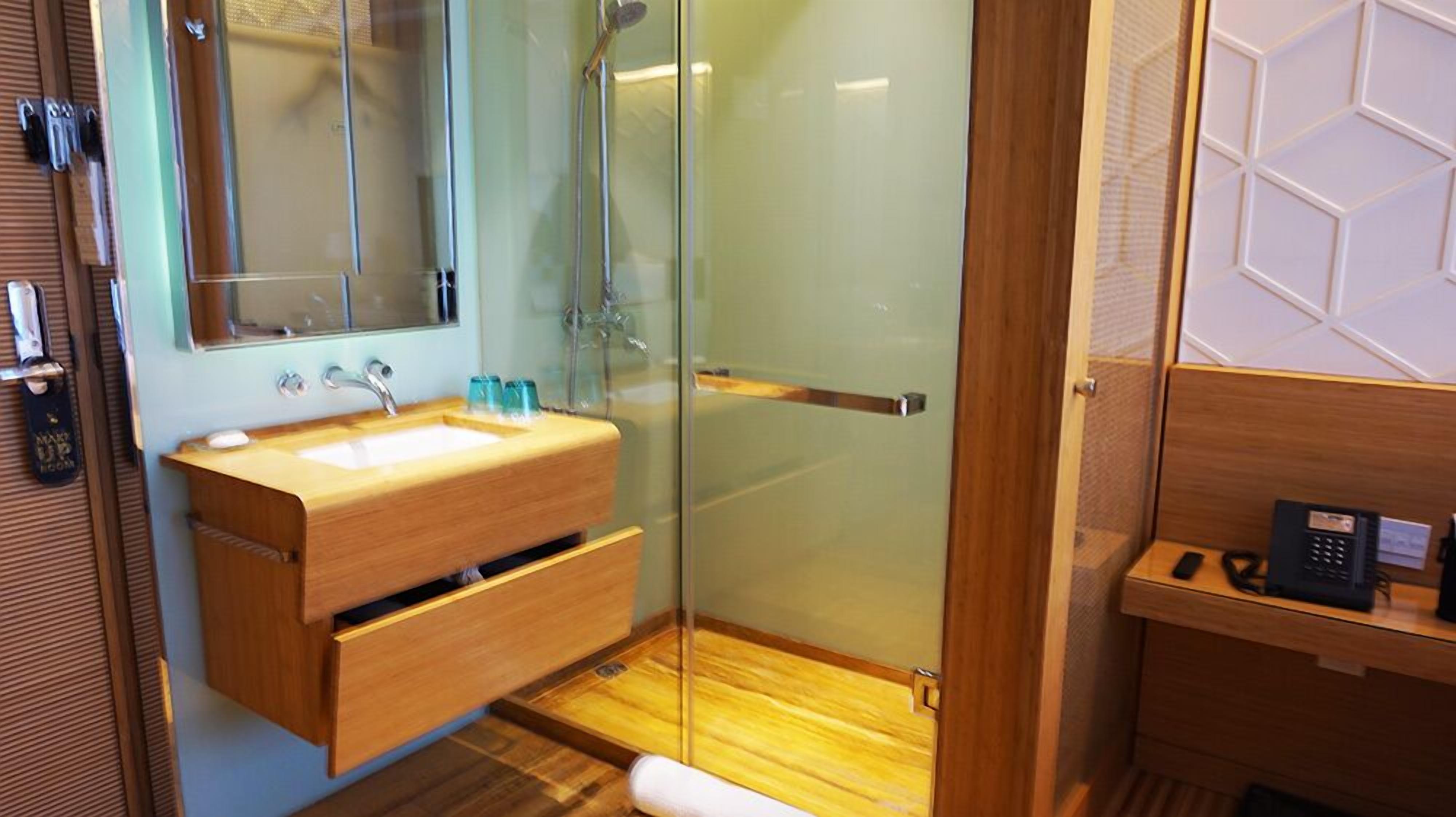 compact double room | bathroom | shower, free toiletries, hair dryer, slippers