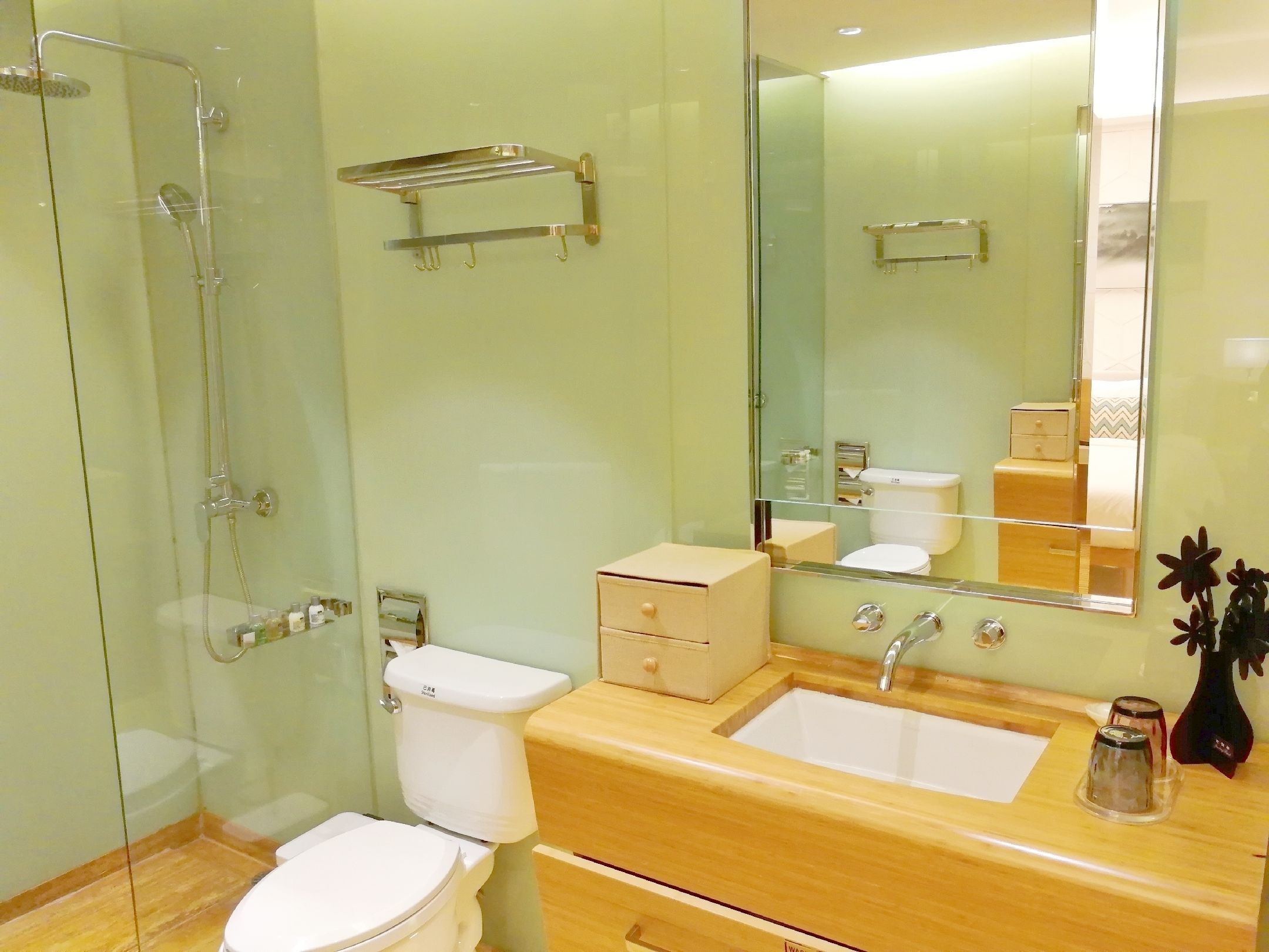 comfort suite | bathroom | shower, free toiletries, hair dryer, slippers