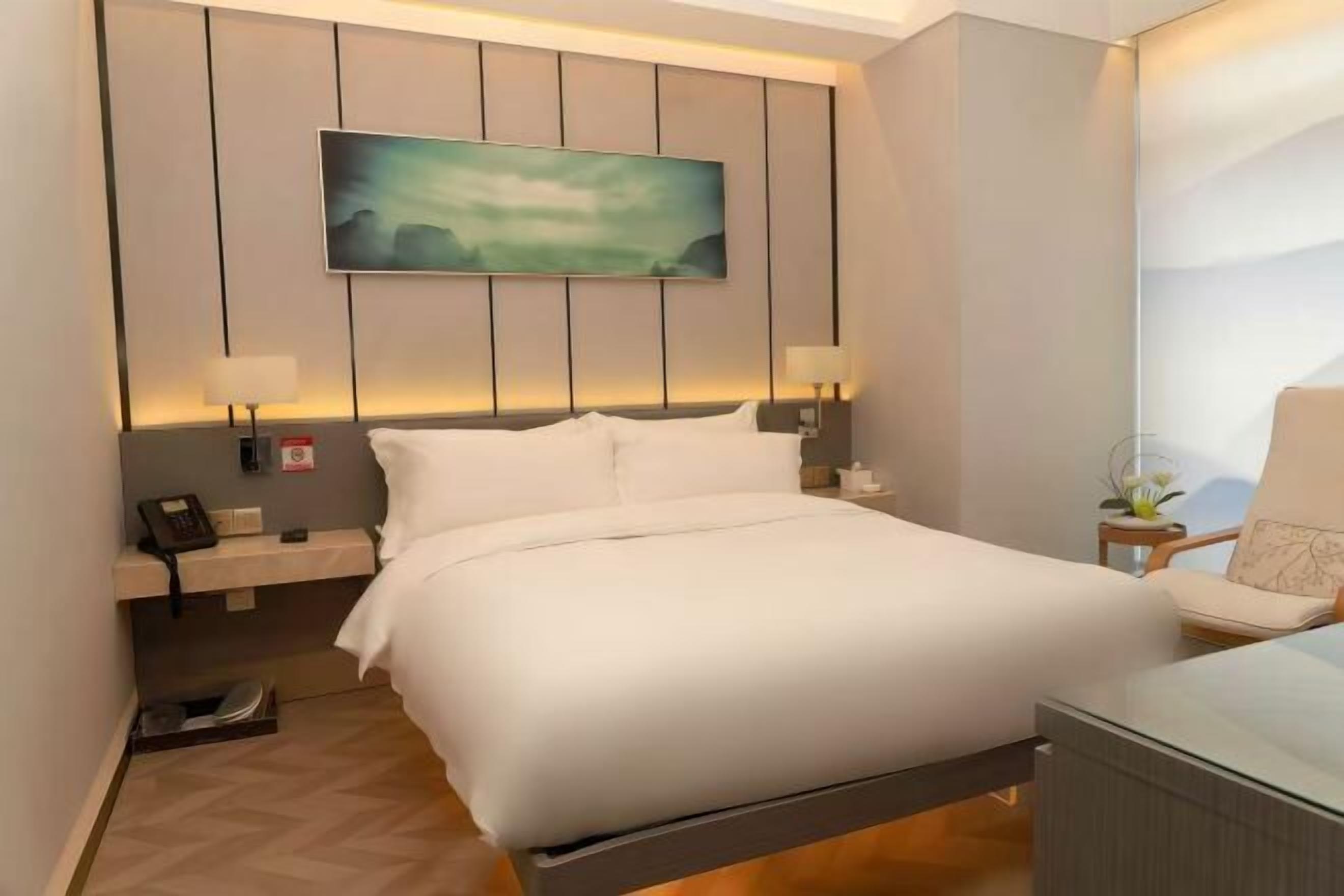 Minibar, caja de seguridad en la habitación y escritorio 