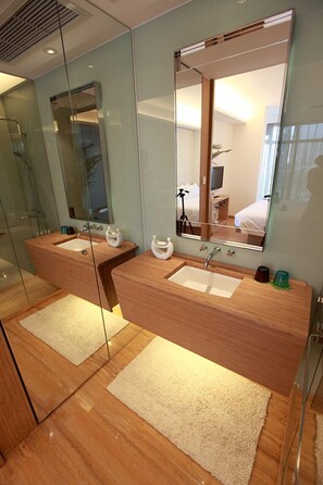 Family Suite | Bathroom sink