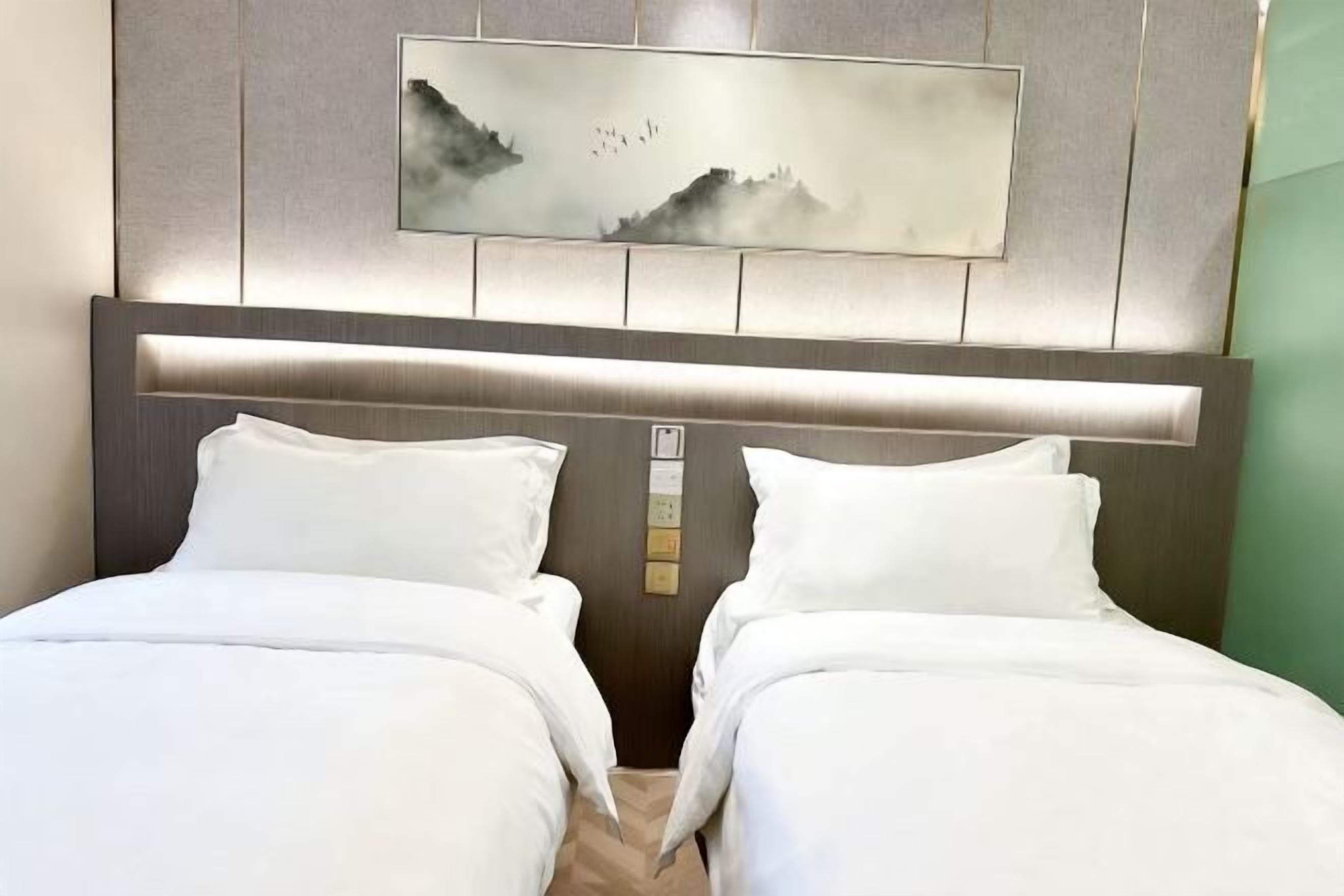 Minibar, caja de seguridad en la habitación y escritorio 