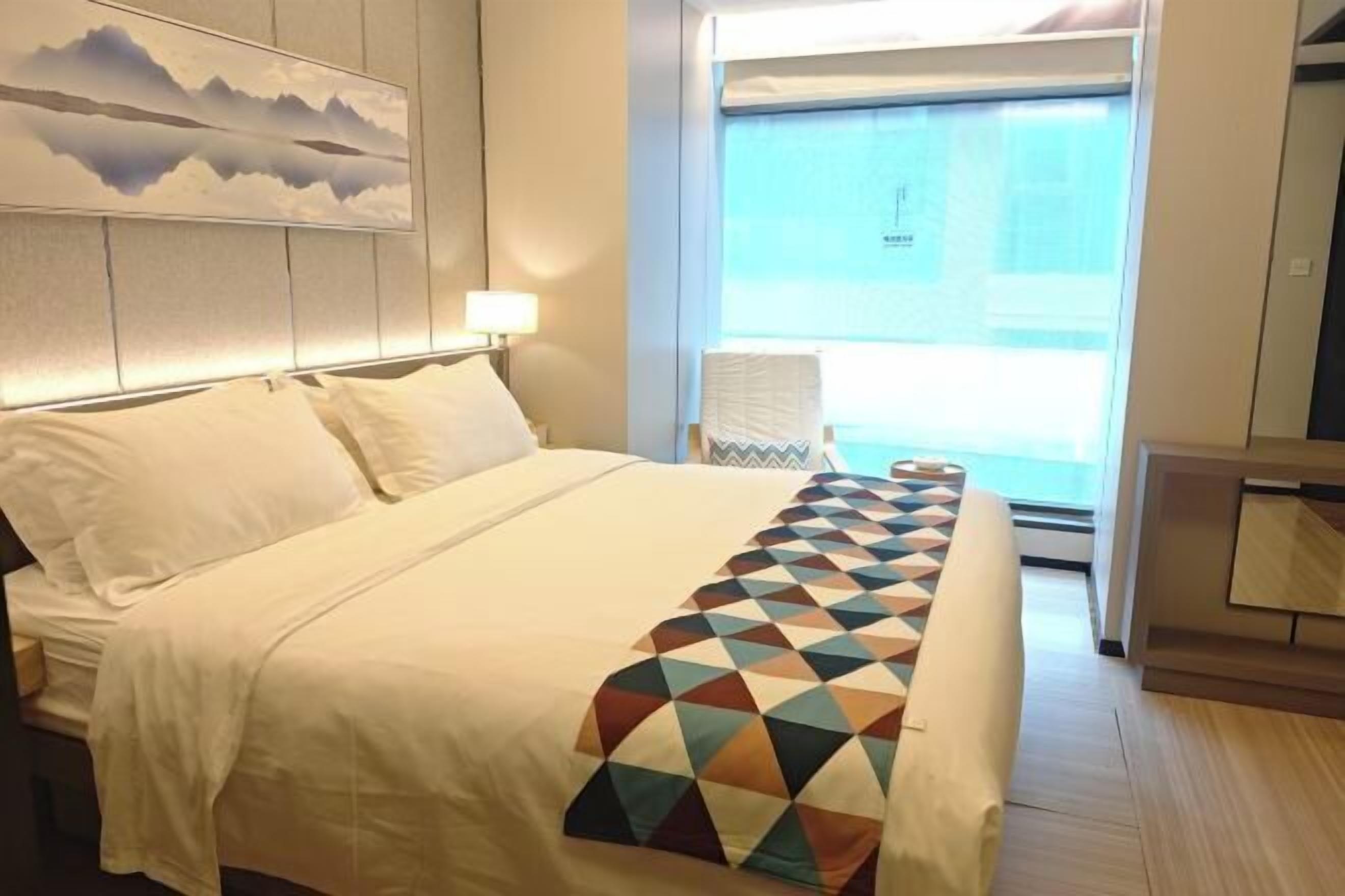 Minibar, coffres-forts dans les chambres, bureau, rideaux occultants