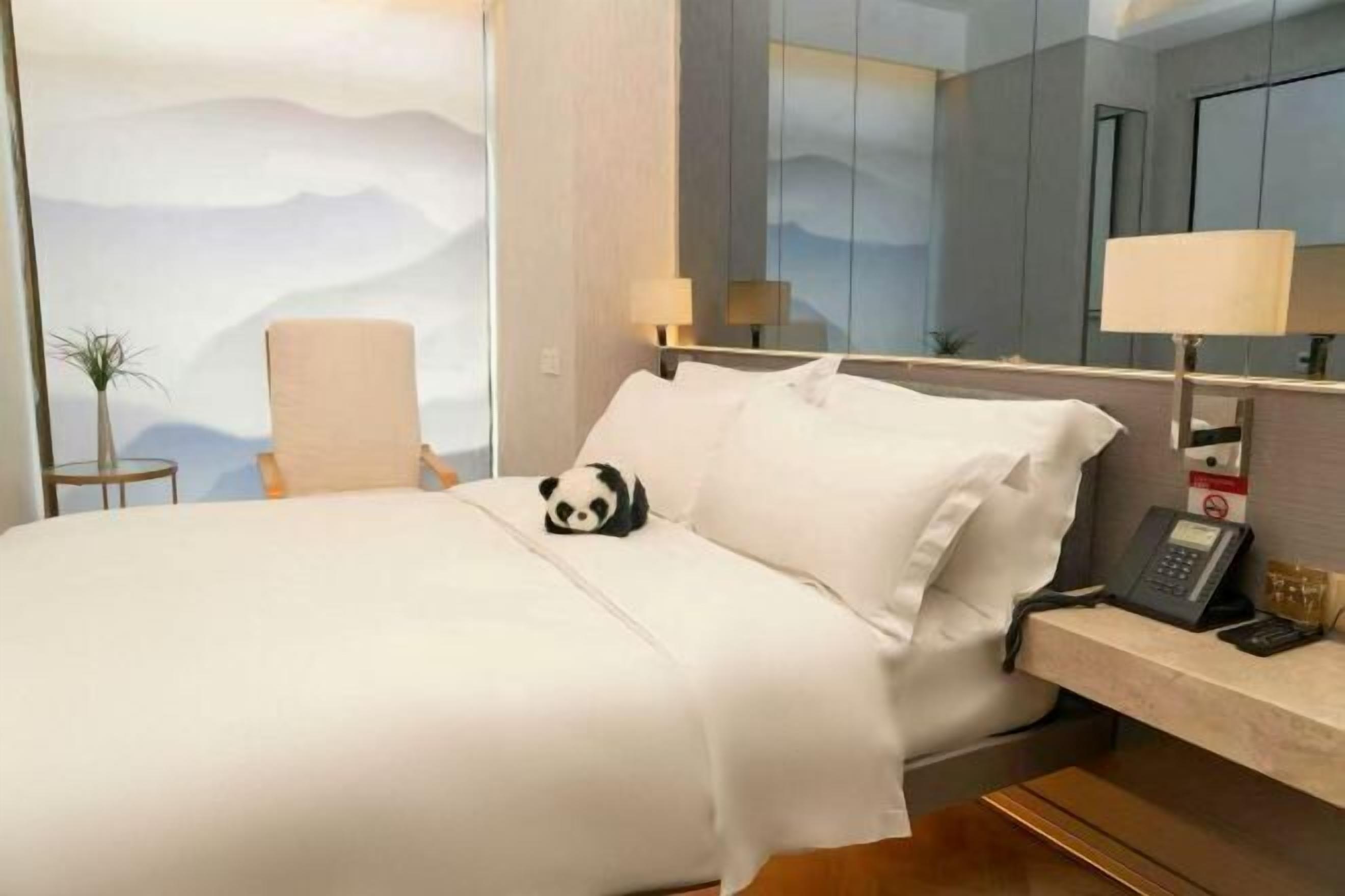 Minibar, caja de seguridad en la habitación y escritorio 