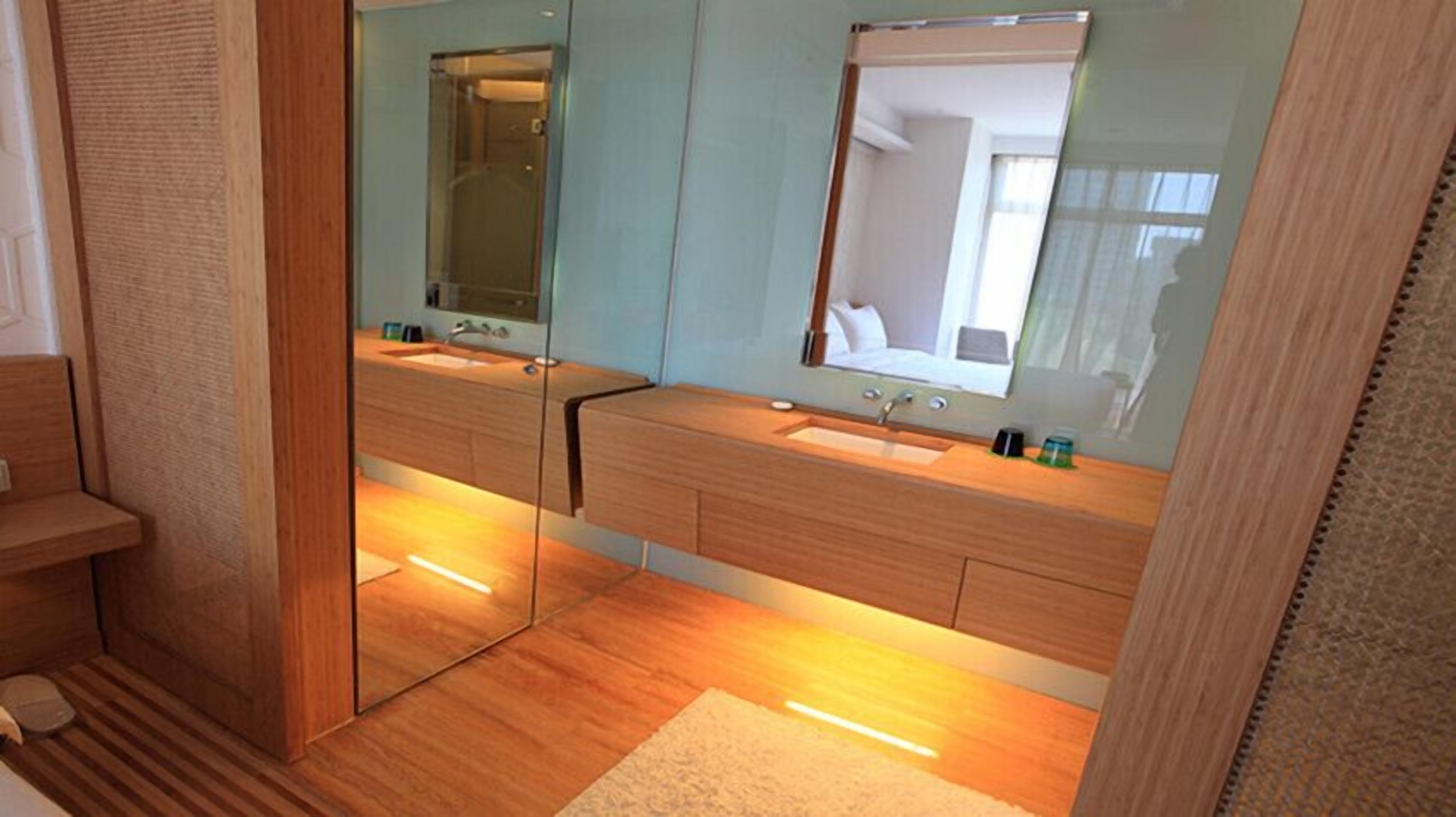 superior suite | bathroom | shower, free toiletries, hair dryer, slippers