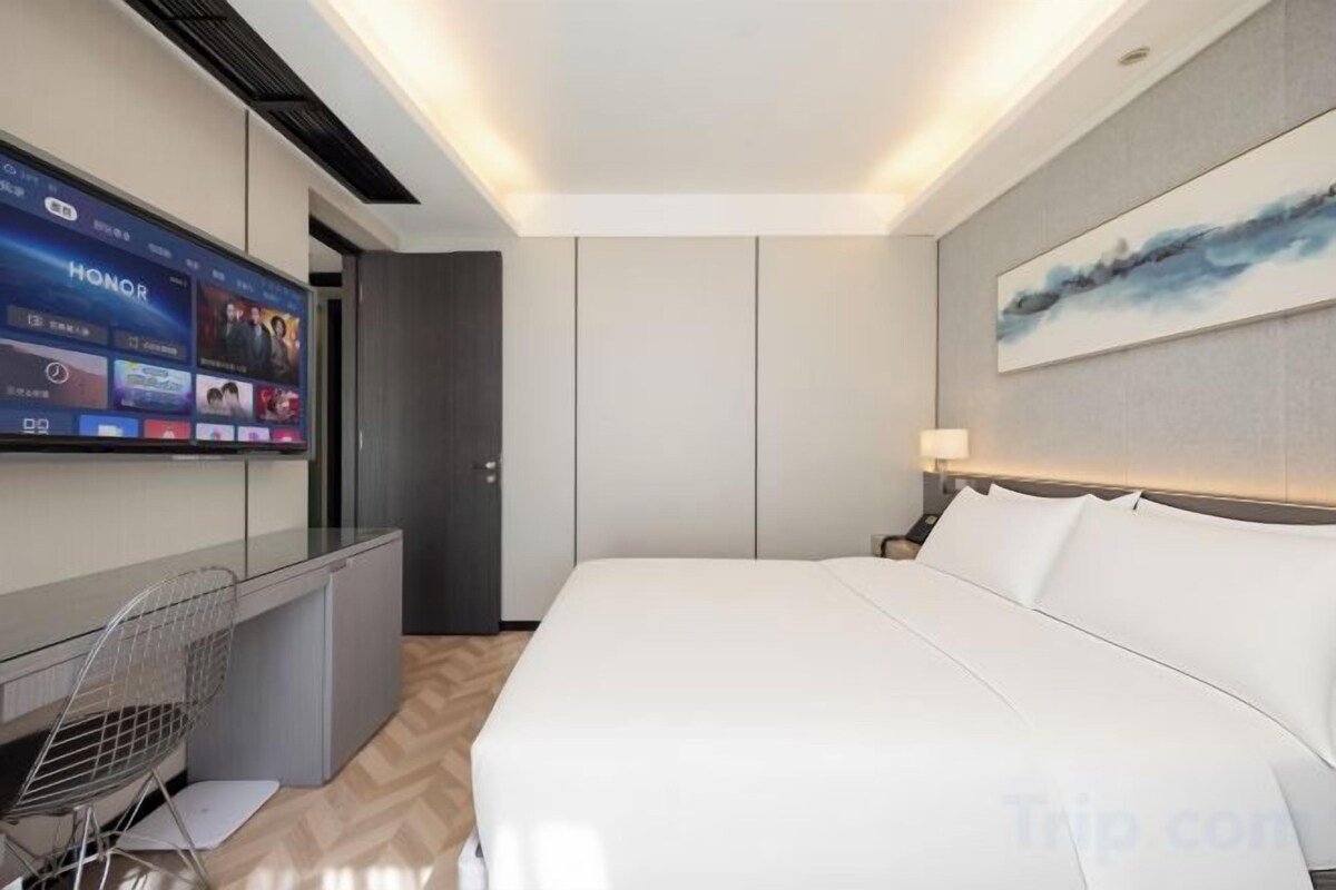 Minibar, in-room safe, desk, blackout curtains