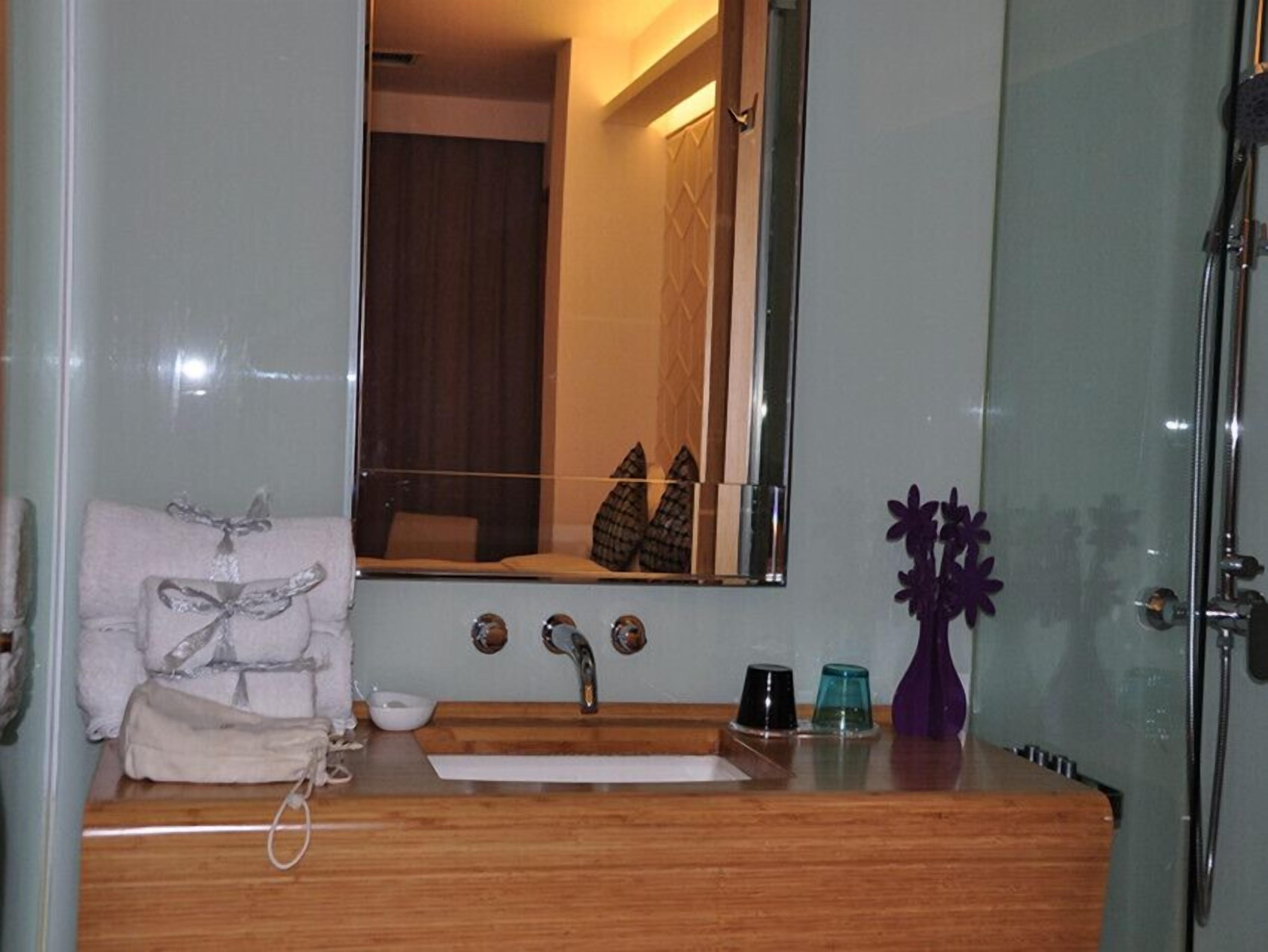 riverview suite | bathroom sink