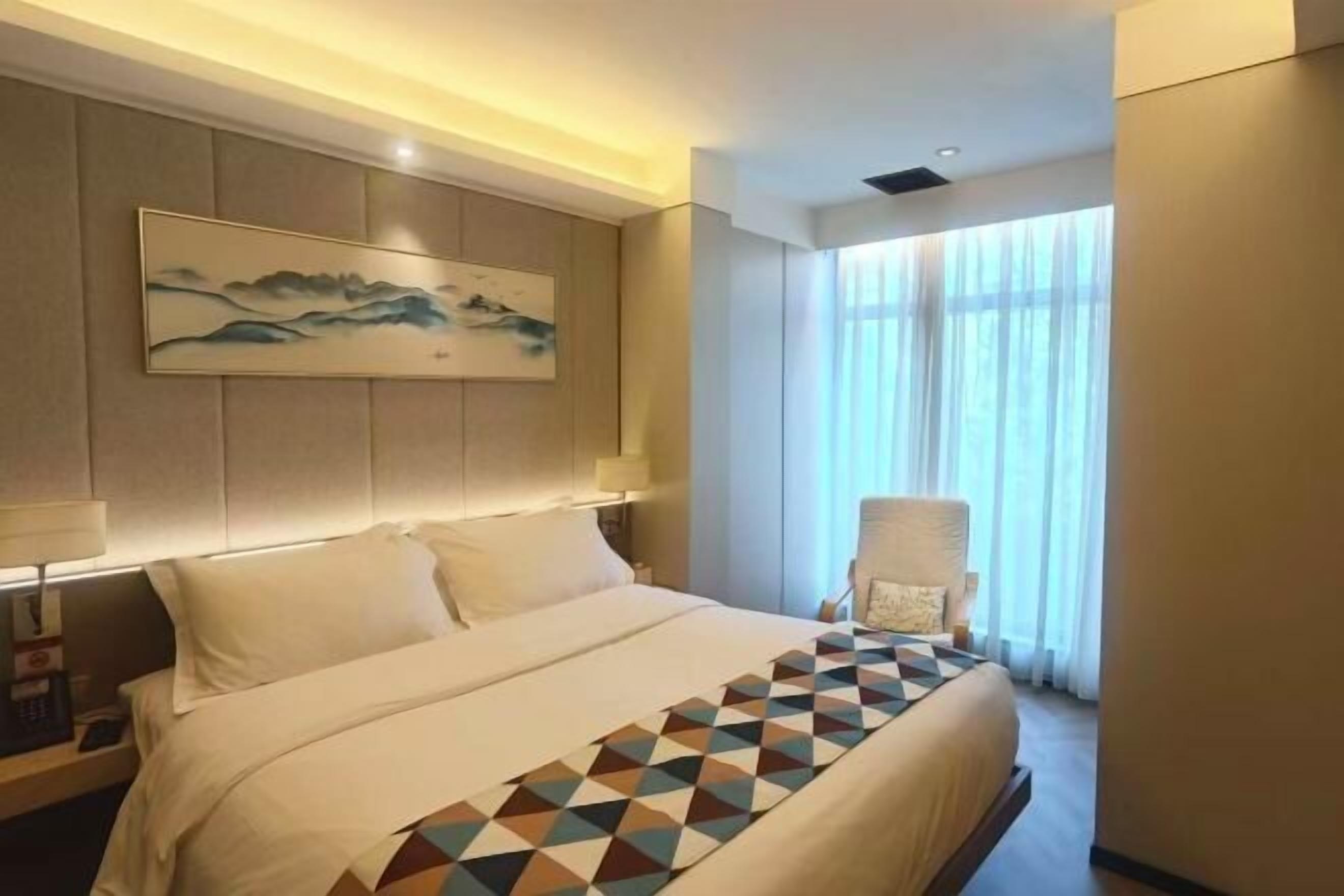 Minibar, Zimmersafe, Schreibtisch, Verdunkelungsvorhänge