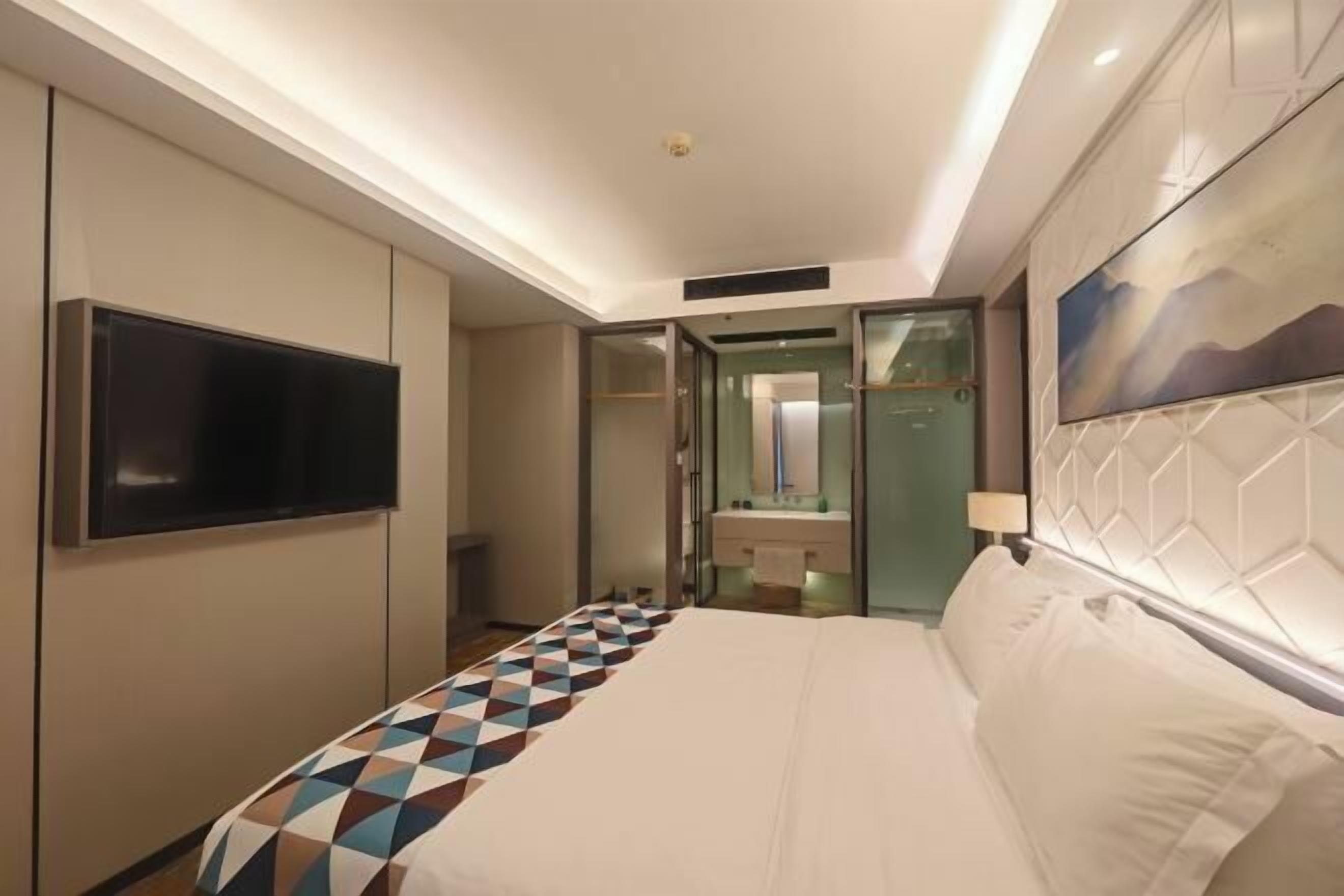 Minibar, coffres-forts dans les chambres, bureau, rideaux occultants