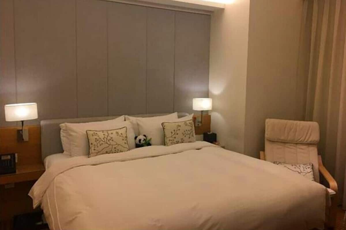 Superior Suite | Minibar, in-room safe, desk, blackout curtains