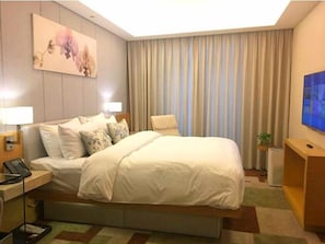 Suite – executive | Minibar, safe på rommet, skrivebord og blendingsgardiner