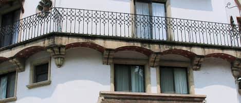 Vista frontal de la propiedad