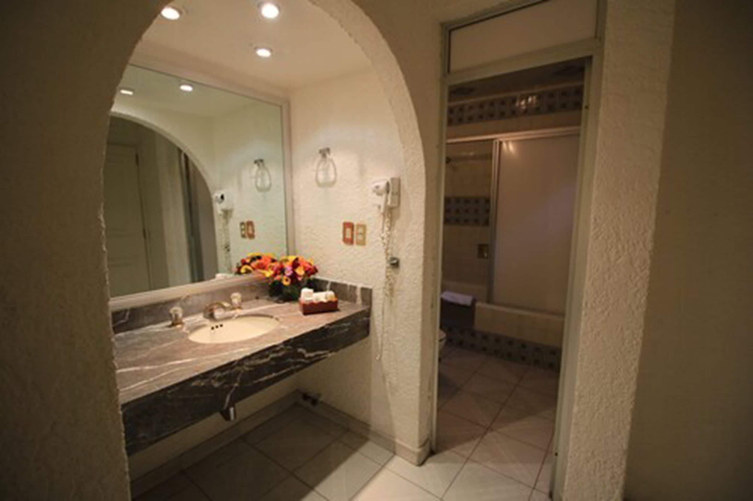 standard room queen bed | 1 bedroom, in-room safe, individually decorated, individually furnished