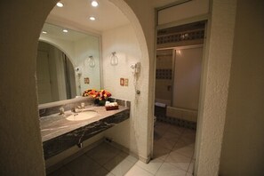 Standard Room Queen Bed | In-room safe, individually decorated, individually furnished, desk