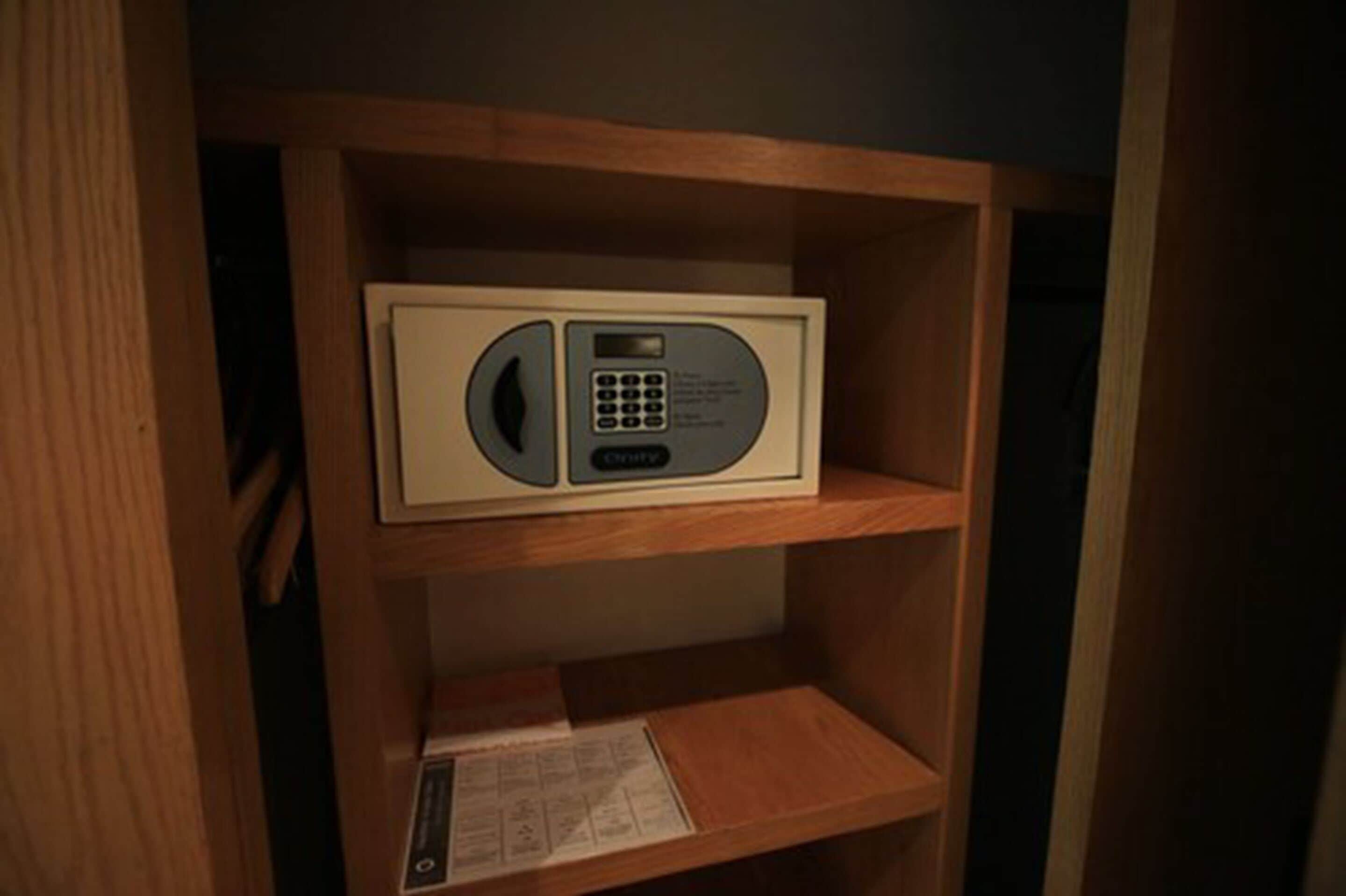 deluxe room, 1 king bed | safe