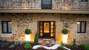 A stone building with a reception area labeled "HARRERA RECEPTION."