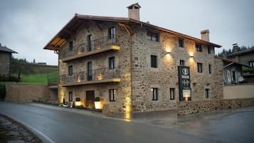 Fachada del alojamiento - Noche