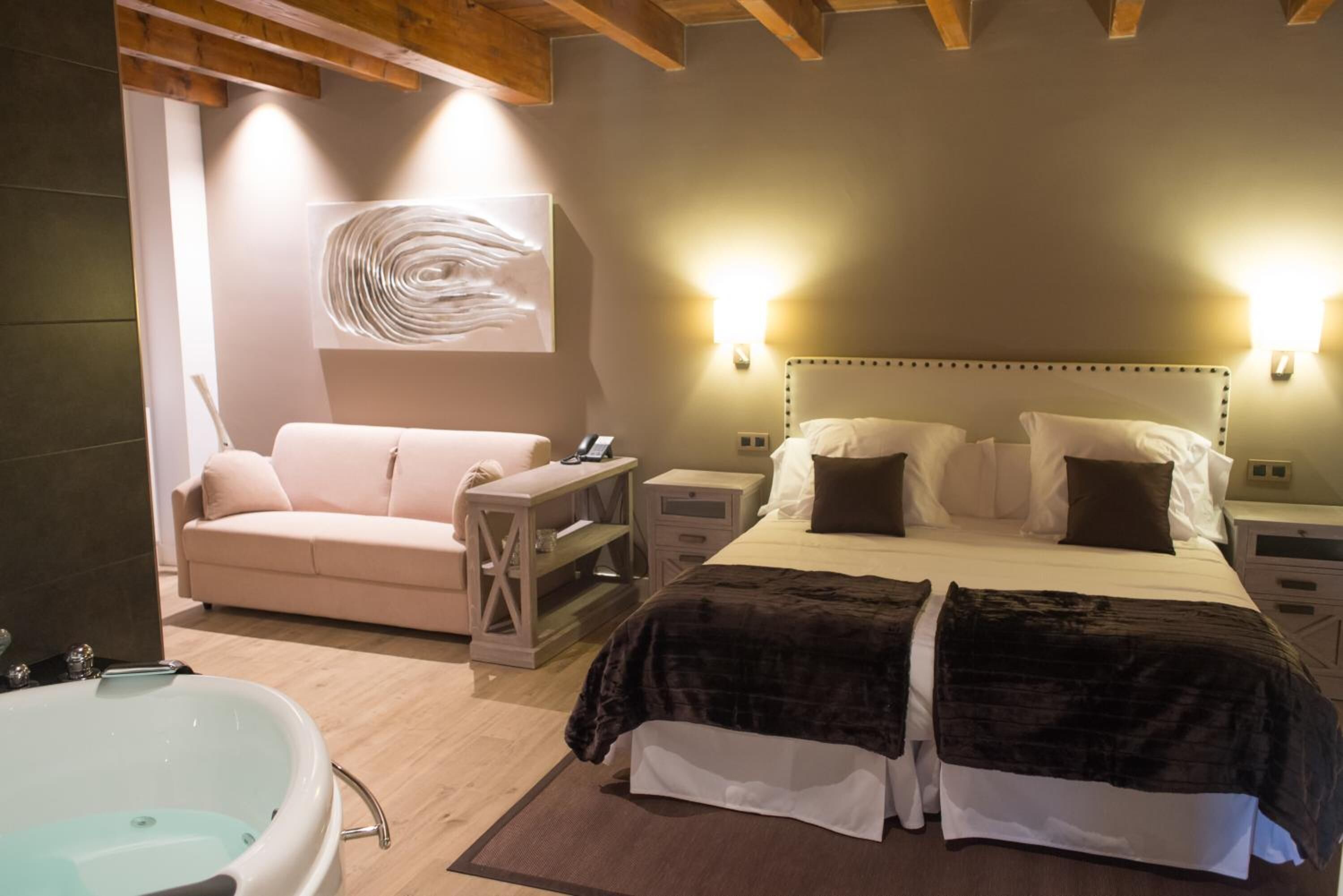 Minibar, caja fuerte, escritorio y sistema de insonorización