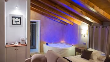 Suite, 1 kingsize bed, bubbelbad | Een minibar, een kluis op de kamer, een bureau, geluiddichte muren