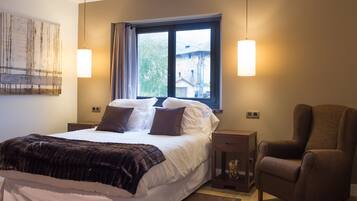 Double Room | Minibar, in-room safe, desk, soundproofing