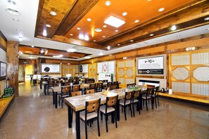 Déjeuner préparé sur commande servi tous les jours en supplément