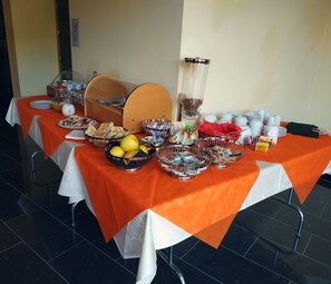 Free daily buffet breakfast