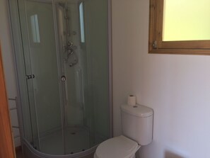 Bangalô, 1 quarto, vista para o mar | Banheiro | Chuveiro, toalhas de banho