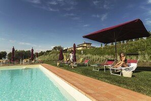 Seasonal outdoor pool, open 8:00 AM to 7:00 PM, pool umbrellas - Casale Podernovo (Terricciola)