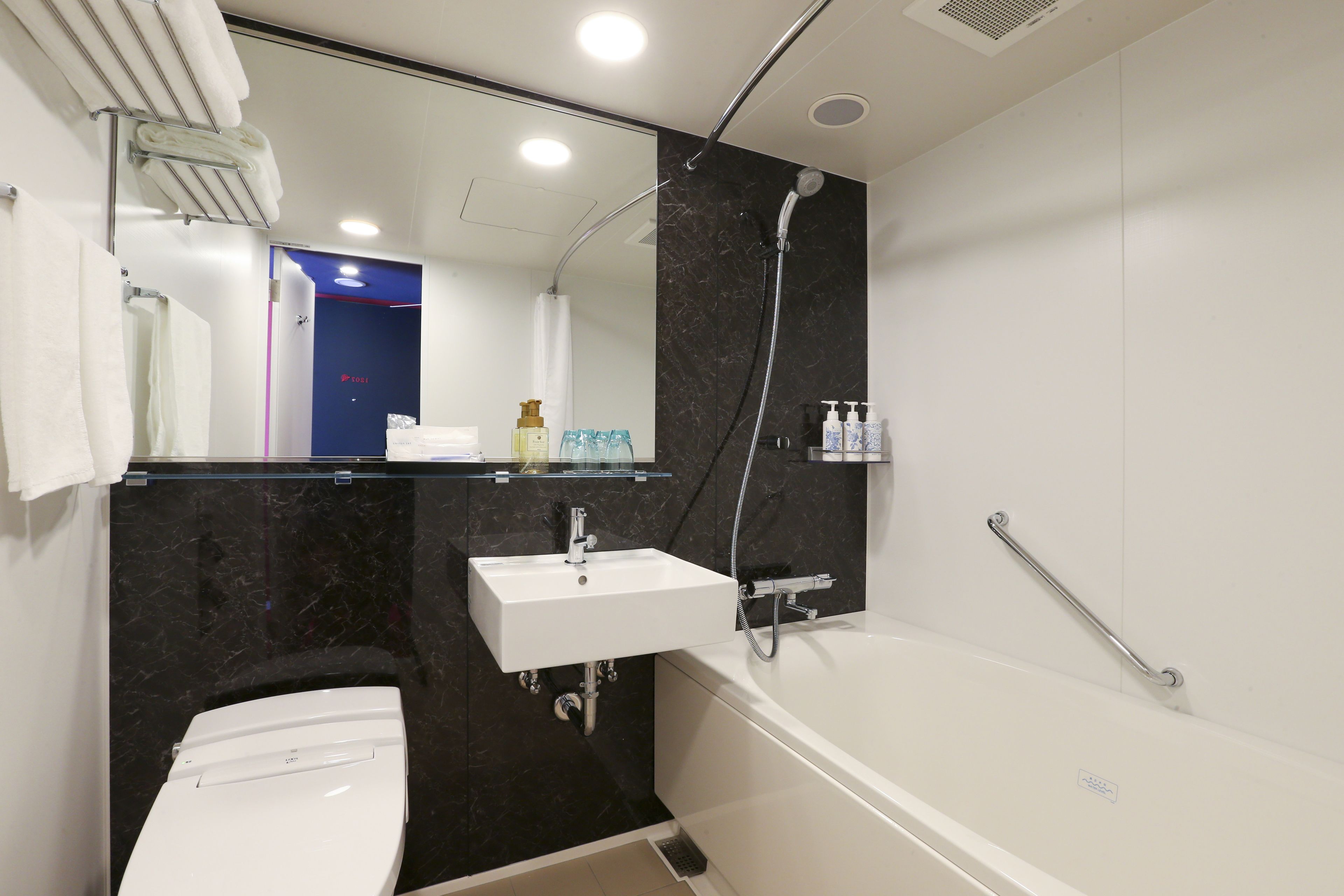 twin room, non smoking | bathroom | combined shower/bathtub, free toiletries, hair dryer, slippers