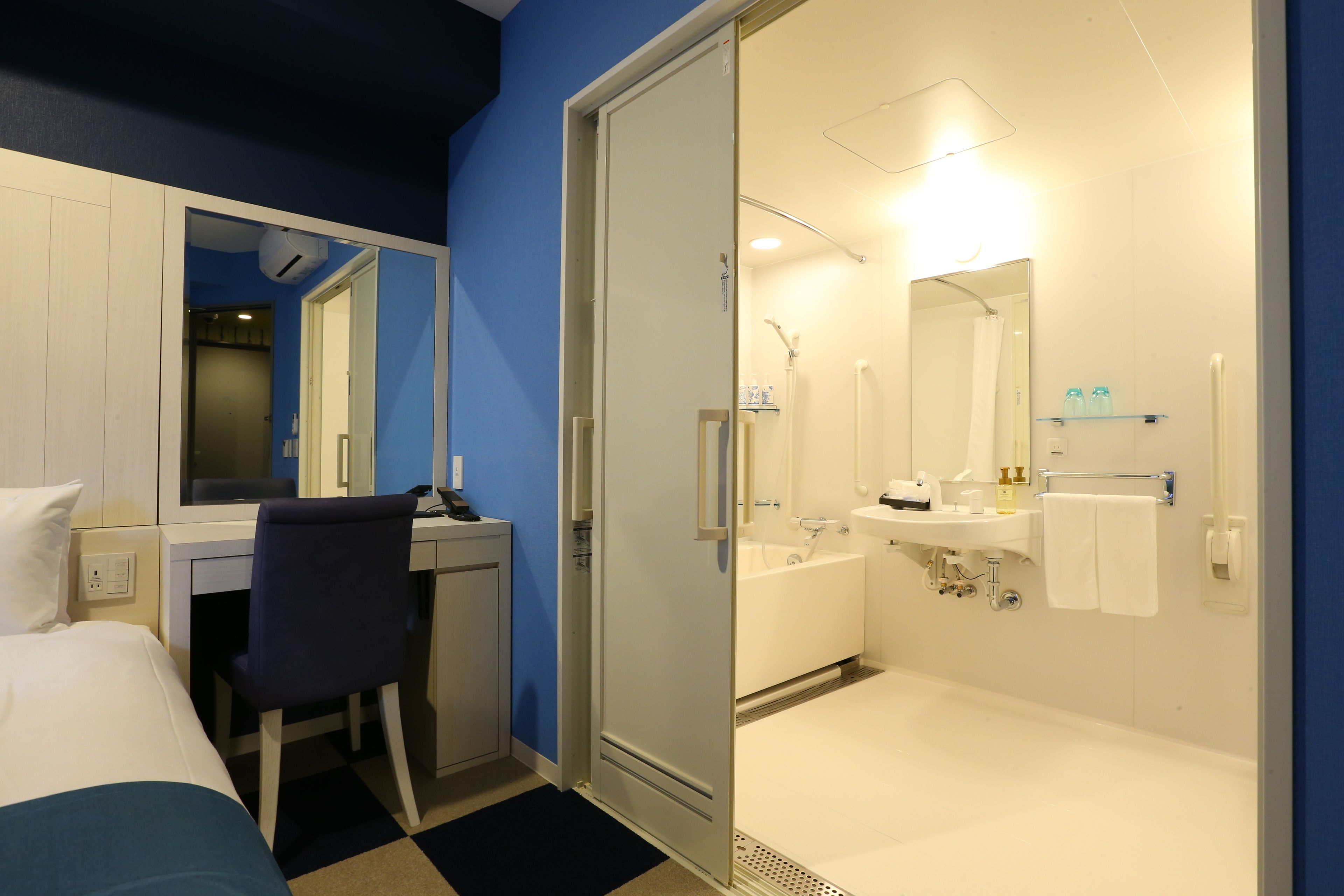 universal twin room, non smoking | bathroom | combined shower/bathtub, free toiletries, hair dryer, slippers