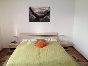 Appartement, 2 slaapkamers | 1 slaapkamer, luxe beddengoed, een kluis op de kamer, een bureau