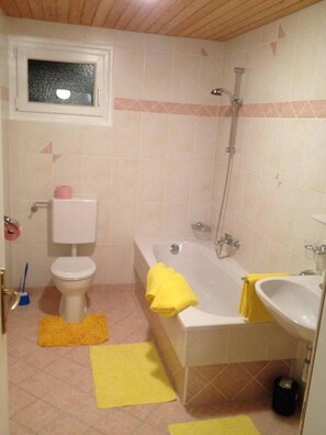 Bañera, artículos de tocador gratuitos, secador de pelo, toallas