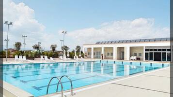 Piscine extérieure, parasols de plage, chaises longues