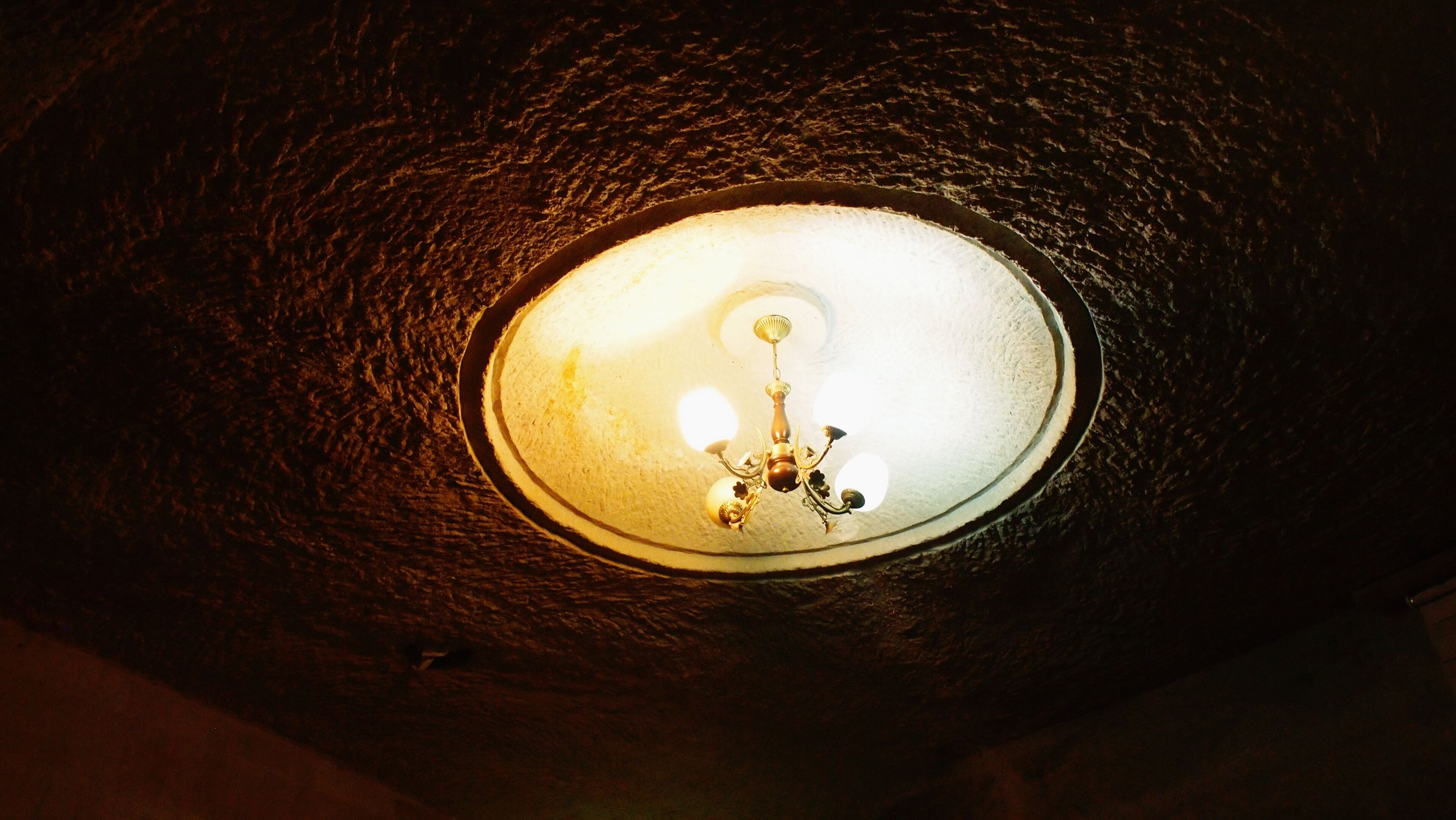 A ceiling with a central light fixture.
