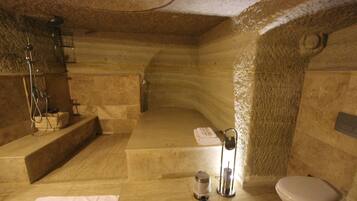 Family Quadruple Room | Bathroom | Shower, free toiletries, hair dryer, towels