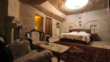 Deluxe Suite | Minibar, desk, laptop workspace, free WiFi