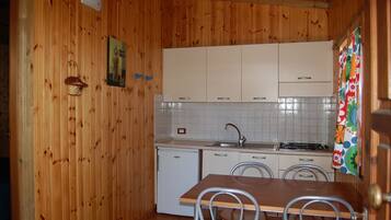 Bungalow (6 pax) | Dapur pribadi | Lemari es, kompor, dan peralatan masak/sendok-piring