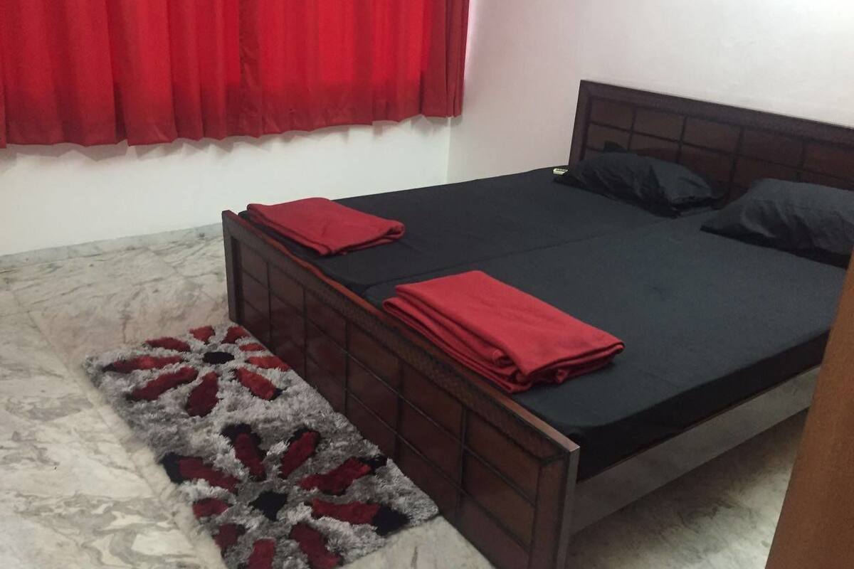 Premium bedding, in-room safe, desk, iron/ironing board