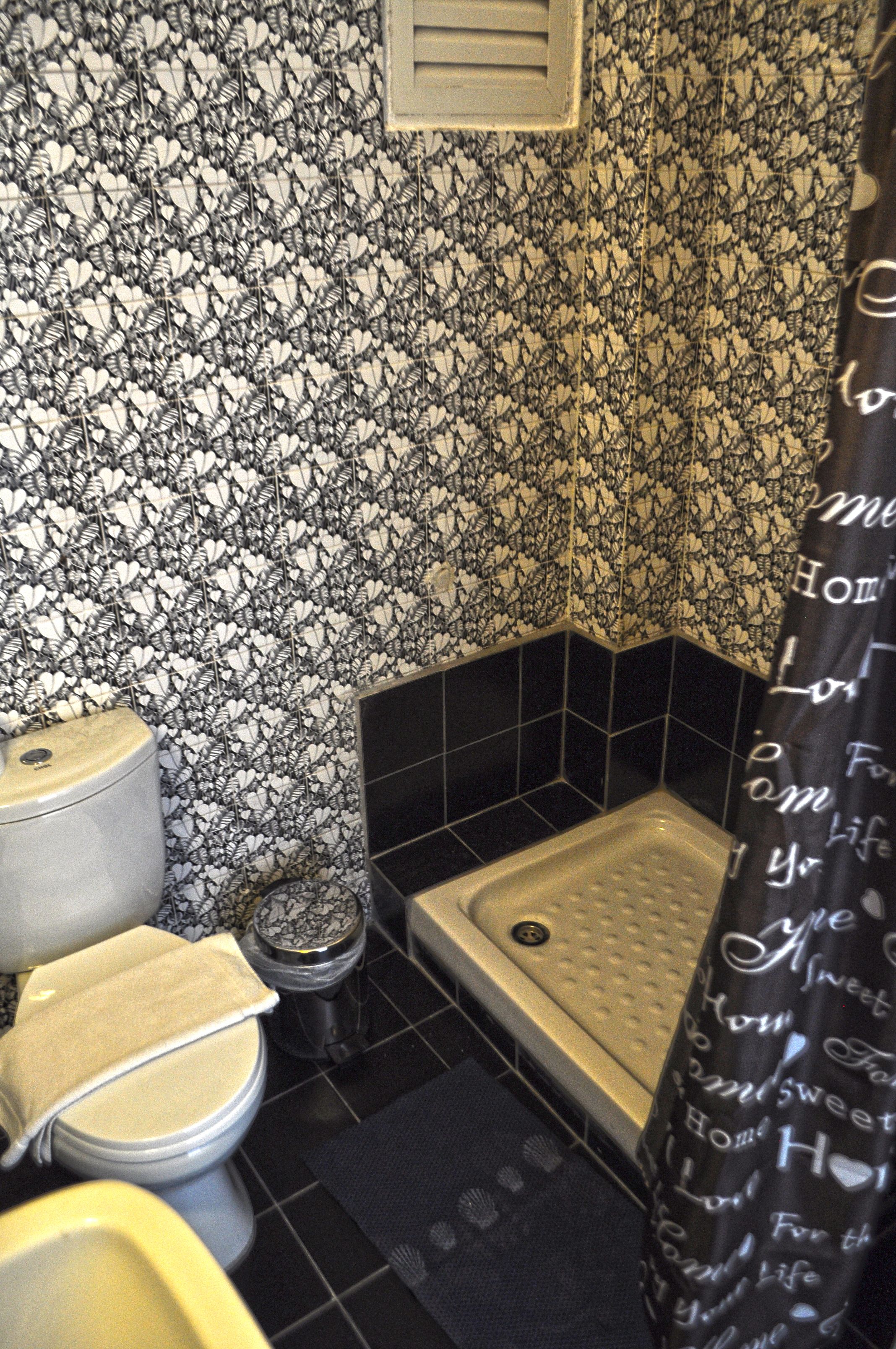 classic double or twin room, sea view | bathroom | shower, hair dryer, towels