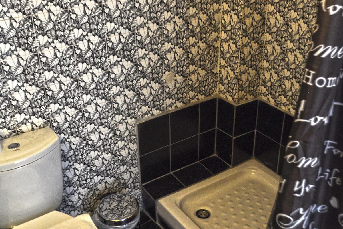 classic double or twin room, sea view | bathroom | shower, hair dryer, towels