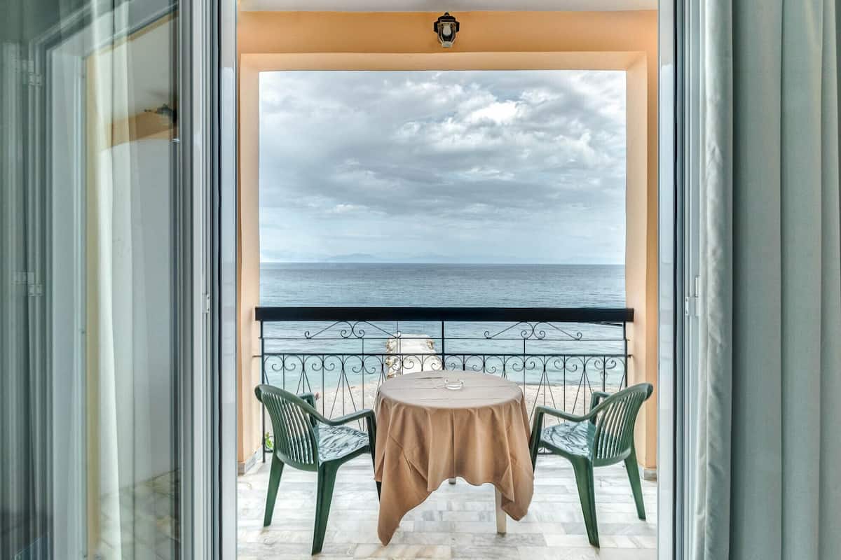 Chambre Classique Double ou avec lits jumeaux, vue mer | Décoration personnalisée, ameublement personnalisé, bureau