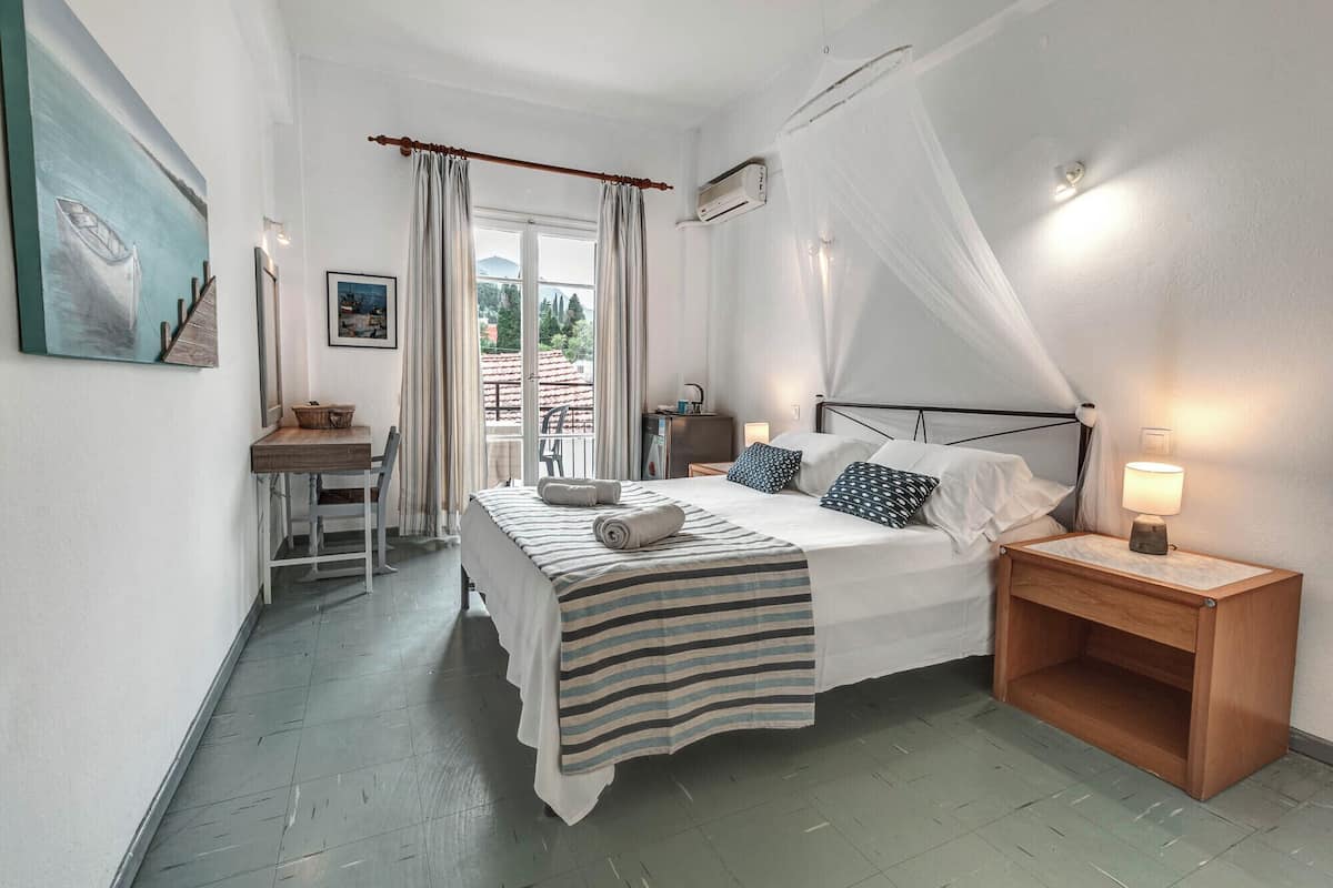 basic double or twin room | individually decorated, individually furnished, desk, laptop workspace