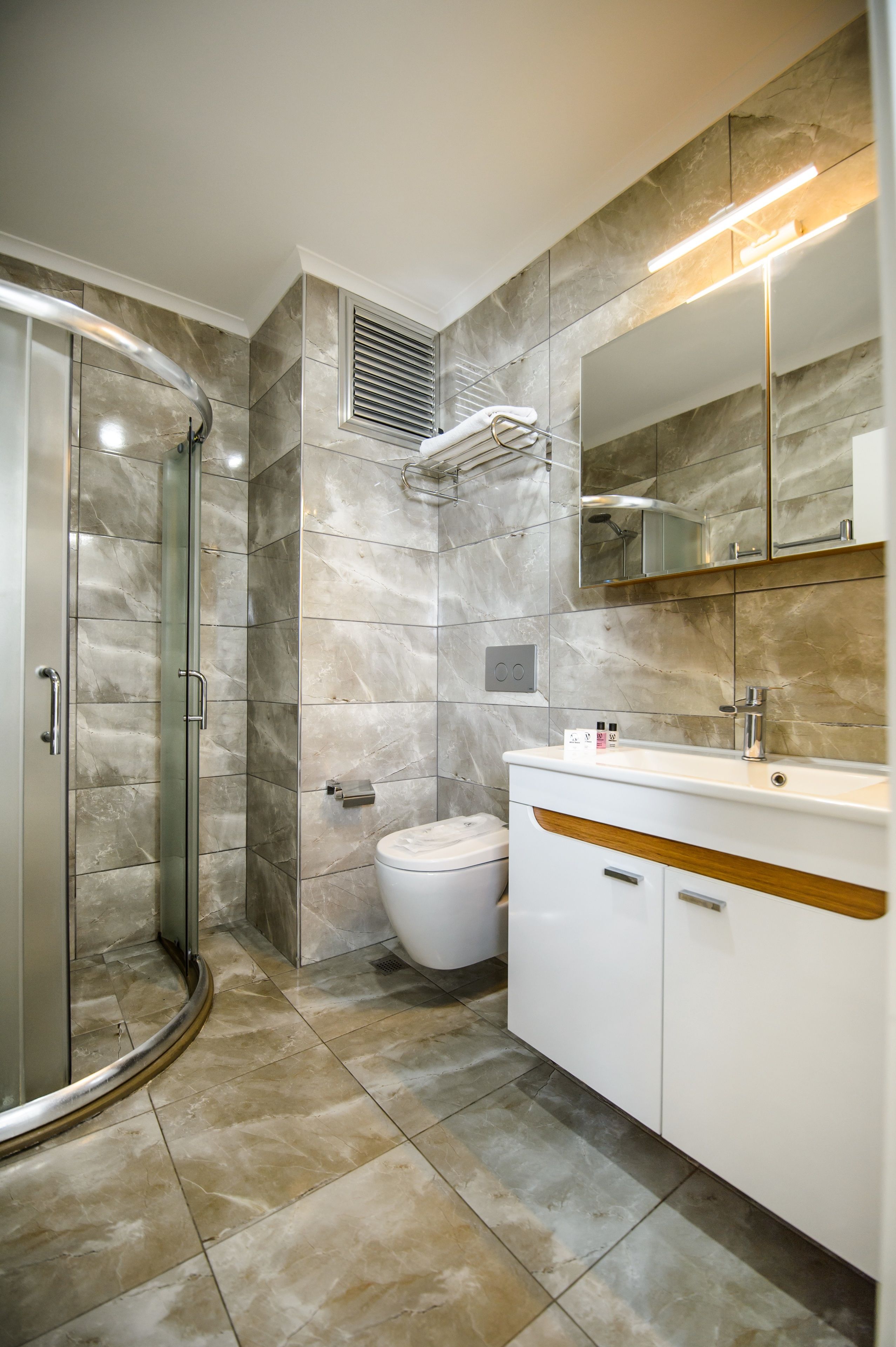 comfort double or twin room, partial sea view | 1 bedroom, minibar, in-room safe, desk