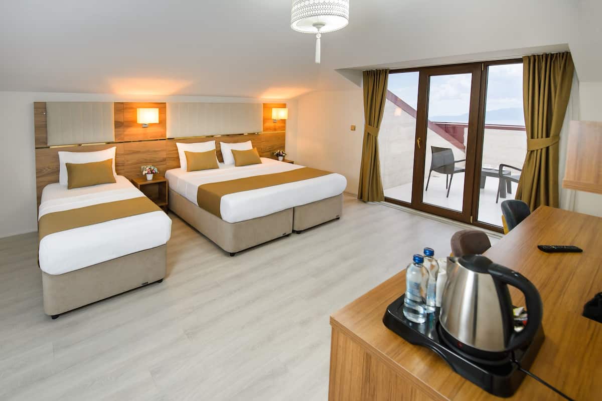 Loft Comfort | Minibar, värdeförvaringsskåp på rummet och skrivbord