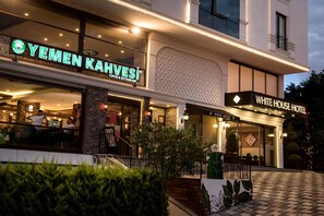 A modern building with a coffee shop named Yemen Kahvesi and a hotel named White House Hotel. - White House Hotel (Trabzon)