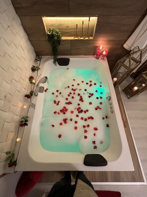 Chambre Lune de Miel, 1 grand lit, bain à remous, vue mer