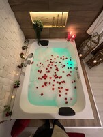 Honeymoon-Zimmer, 1 Queen-Bett, Whirlpool, Meerblick | Minibar, Zimmersafe, Schreibtisch, laptopgeeigneter Arbeitsplatz