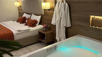 Minibar, caja de seguridad en la habitación y escritorio