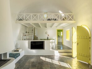 Flat-screen TV, DVD player - Ftelari Villa (Santorini)